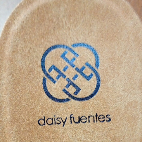 NEW Daisy Fuentes Black and Tan Women's Sandals - Picture 2 of 3